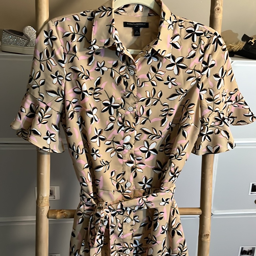 BANANA REPUBLIC DRESS: RUFFLE SLEEVE, BUTTON DOWN, SIZE 0 (NWOT) NEVER WORN.